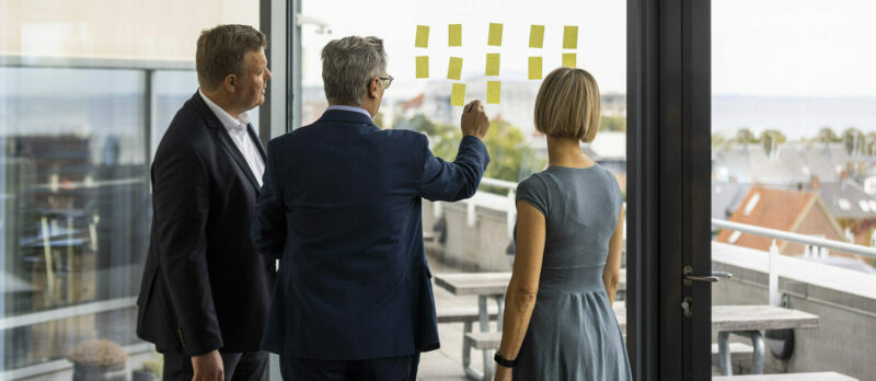 Three consultants from Plougmann Vingtoft in the middle of brainstorming